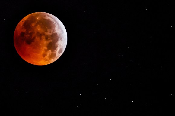 Eclisse lunare totale: la Luna appare completamente rossa.