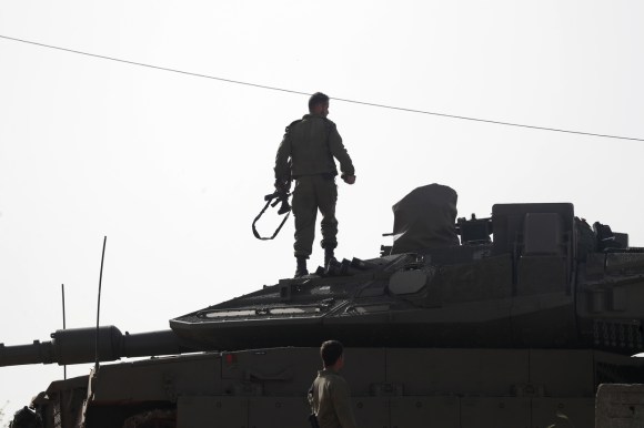 Soldato israeliano sul suo tank al confine con il Libano.