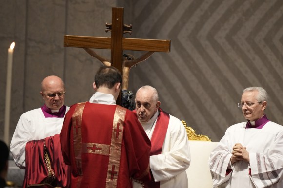 Papa Francesco durante la messa del Venerdì Santo