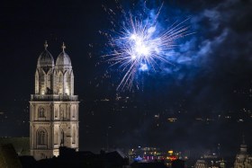cattedrale con fuoco d artificio nel cielo