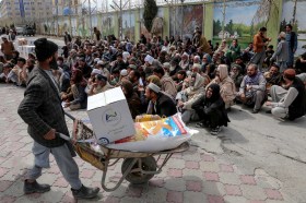 aiuti alimentari portati alla popolazione dell Afghanistan su una carriola