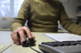 persona con mouse e tastiera del computer