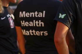 maglietta con la scritta mental health matters