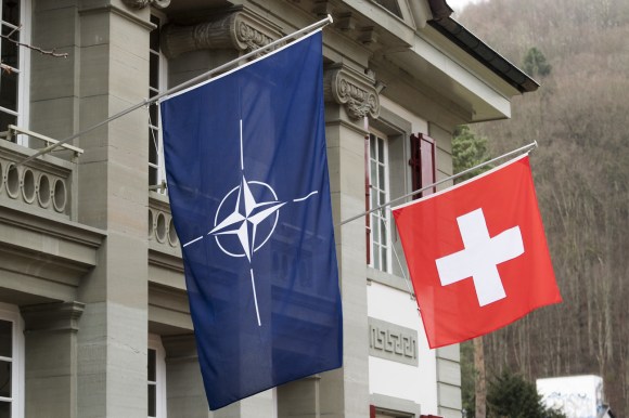 Flaggen der Nato und der Schweiz