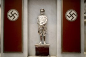 statua di Adolf hitler e svastica nazista
