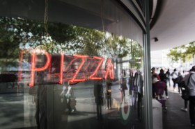 vetrina con scritta pizza fatta con neon rosso
