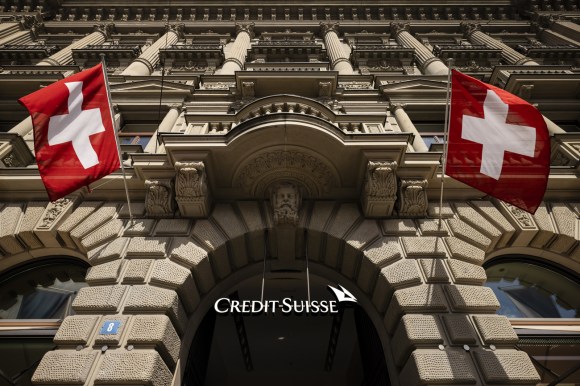 facciata credit suisse con bandiere svizzere