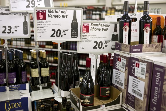 scaffale di un supermercato con dei vini