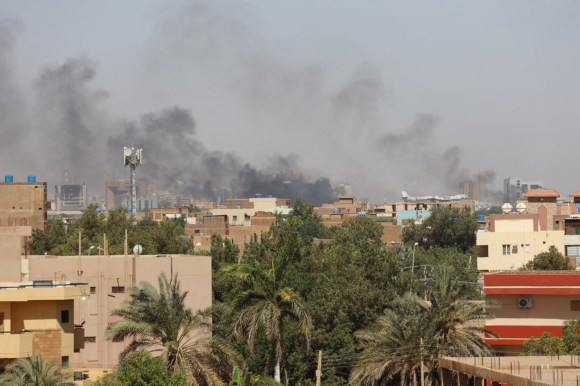 Il fumo si alza sulla città durante i combattimenti in corso in Sudan