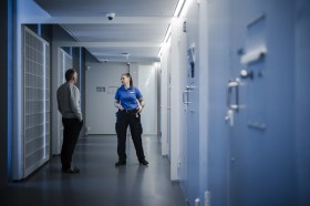 Una secondina parla con un detenuto in un corridoio di un carcere di Zurigo.