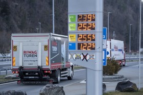 I prezzi del carburante affissi alla stazione di servizio autostardale di Erstfeld nel canton Uri.