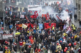 Folla in marcia a Zurigo.