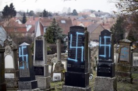 La svastica nazista scarabocchiate su tombe in un cimitero ebraico.