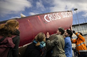 I manifestanti con una barca chiamata Crisis Suisse