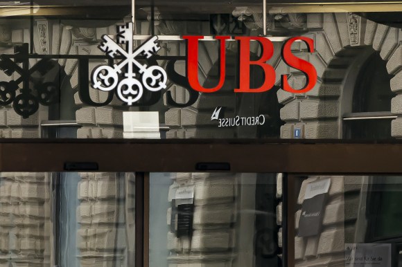 Loghi di UBS e Credit Suisse