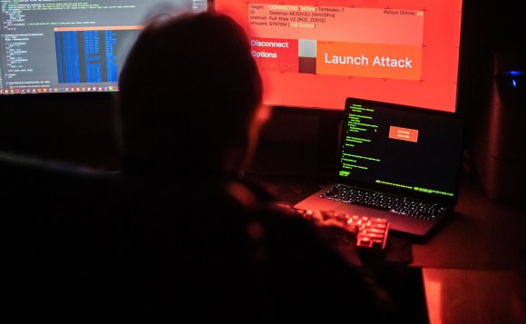 Un attaccante di ransomware si introduce in un computer.
