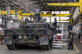 Un Leopard 2 in un magazzino della RUAG a Thun.