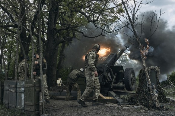 L artiglieria ucraina colpisce posizioni russe a Bakhmut.