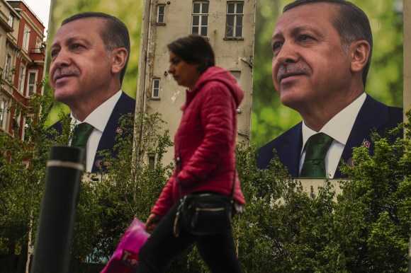 passante davanti a gigantografie di Erdogan