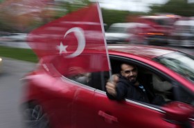 Uomo che sventola la bandiera turca