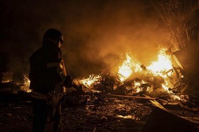 Un vigile del fuoco affronta un incendio a Kiev