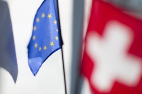 Bandiere dell UE e della Svizzera