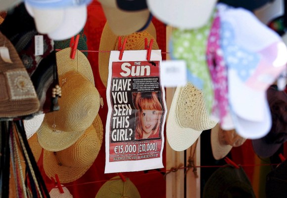 La pagina del SUN con scritto: avece visto questa bimba? appesa in un negozio di souvenir a Praia da Luz,