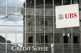 vetrata con loghi credit suisse e ubs