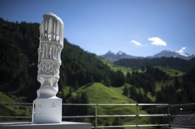 modello di torre di fronte alle montagne