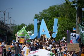 I manifestanti dello Sciopero del Clima chiedono agli svizzeri di dire sì alla nuova legge sul clima a Berna