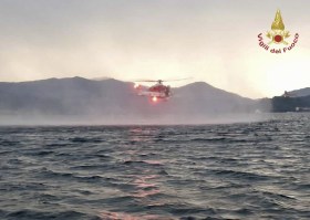 elicottero su un lago