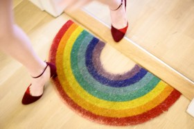 donna calpesta il tappeto arcobaleno