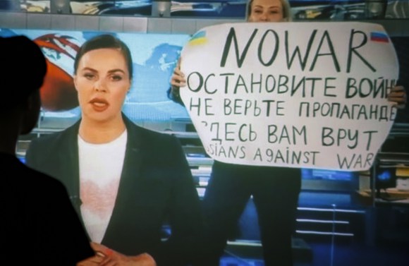 Marina Ovsyannikova mostra un cartello durante il telegiornale con il quale ricorda che è in corso una vera guerra.