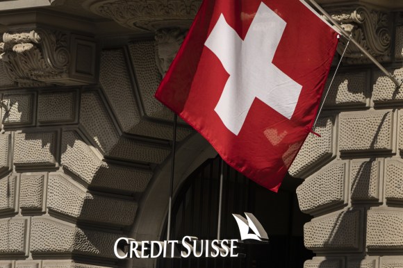 bandiera svizzera sopra un insegna di creditsuisse