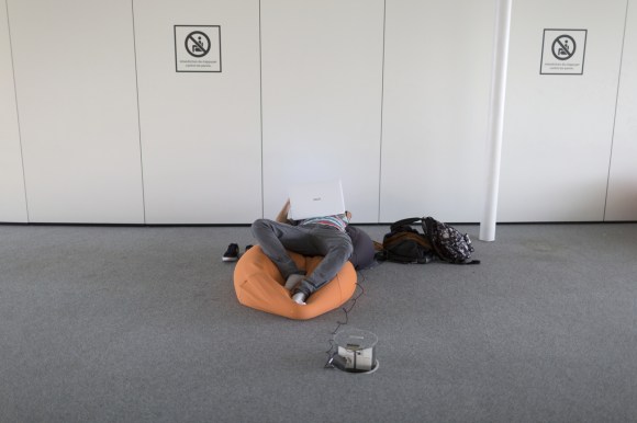 Uno studente dell EPFL che si riposa su un sacco di fagioli