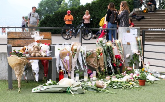 mazzi di fiori, peluche, messaggi e candele depositati accanto a una panchina del parco dove è avvenuta l aggressione