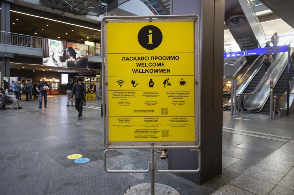 Cartello di benvenuto per gli ucraini alla stazione di Berna
