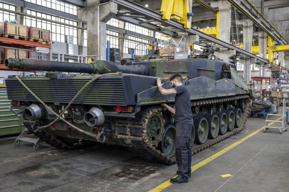 Interventi meccanici su un blindato Leopard 2 nello stabilimento Ruag a Thun.