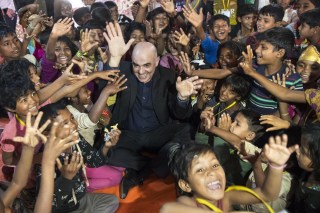 alain berset in mezzo a un gruppo di bambini in bangladesh