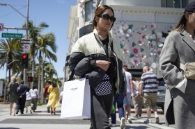 donna passeggia su boulevard drive (hollywood) con borsa celine paris