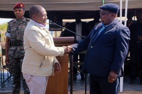 I leader del governo e dell opposizione si stringono la mano in Mozambico