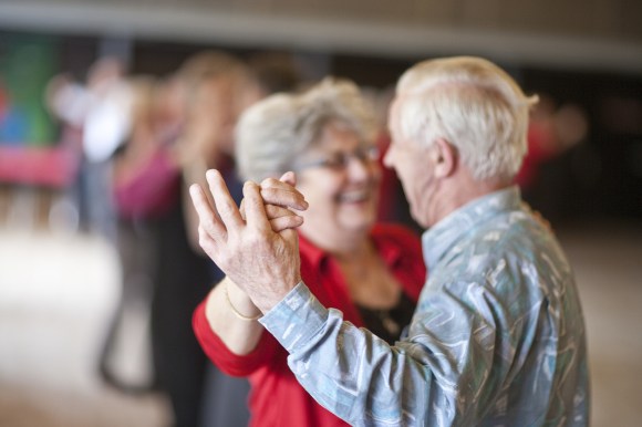 Un anziana coppia che balla.