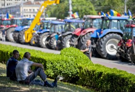 Un trattore parcheggiato durante una protesta in Moldavia