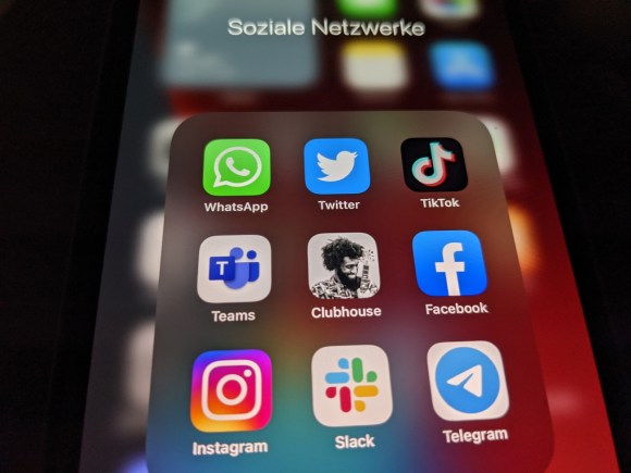 Der Bildschirm eines Handys mit diversen Social Media-Apps.
