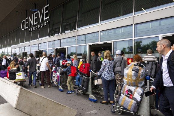 Passeggeri bloccati all aeroporto di Ginevra.