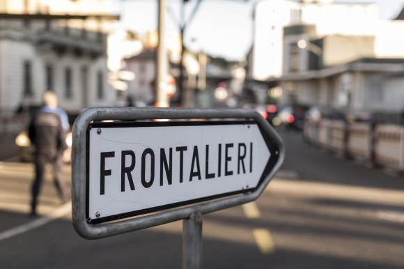 Il cartello stradale alla dogana di Chiasso con scritto frontalieri.