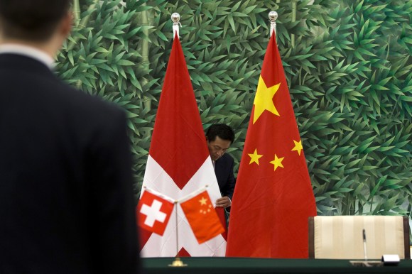 Bandiere svizzere e cinesi
