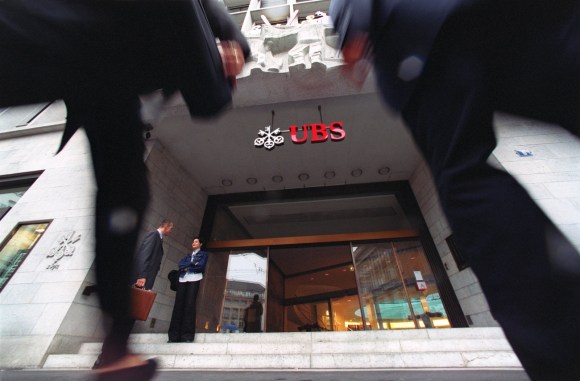 Immagine della banca UBS con le gambe di due uomini che camminano verso l ingresso
