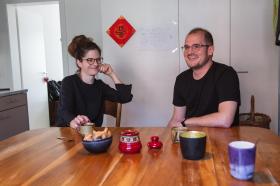 Un homme et une femme assis à la table d une cuisine