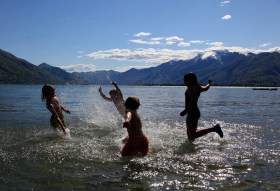 Bimbi che si bagnano in riva la Lago Maggiore.
